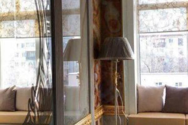 Подарок от выпускников: На Урале преподавателям вуза сделали золотой туалет