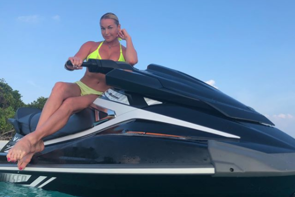 Раздвинула ноги в купальнике: Волочкова обнародовала новые фото с Мальдив Раздвинула ноги в купальнике: Волочкова обнародовала новые фото с Мальдив