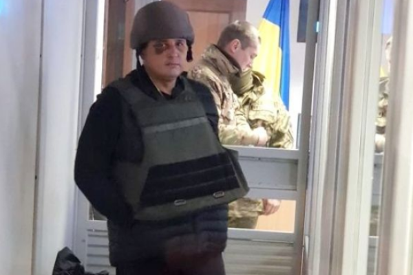 Военная каска, бронежилет и шины на челюсти: экс-регионала Шепелева доставили в суд