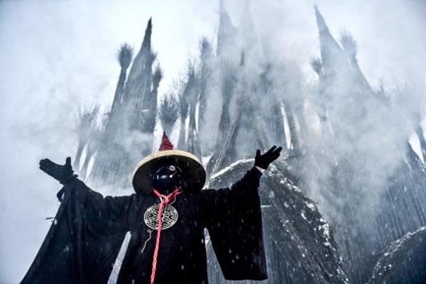 "Готическая Масленица": в России на массовом праздновании сожгли 30-метровый макет храма