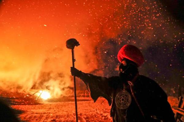 "Готическая Масленица": в России на массовом праздновании сожгли 30-метровый макет храма