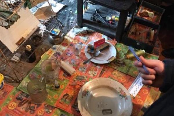 В Волновахе правоохранители обнаружили в наркопритоне полуторагодовалого ребенка В Волновахе правоохранители обнаружили в наркопритоне полуторагодовалого ребенка