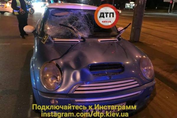 В Киеве авто сбило подростка на скейте: мальчик в критическом состоянии В Киеве авто сбило подростка на скейте: мальчик в критическом состоянии