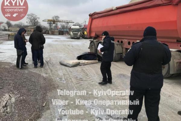 В Киеве водитель грузовика пытался починить колесо и умер В Киеве водитель грузовика пытался починить колесо и умер