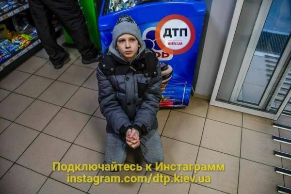 В Киеве авто сбило подростка на скейте: мальчик в критическом состоянии В Киеве авто сбило подростка на скейте: мальчик в критическом состоянии