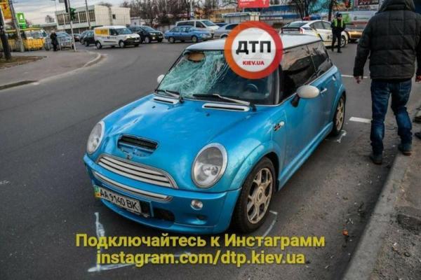 В Киеве авто сбило подростка на скейте: мальчик в критическом состоянии В Киеве авто сбило подростка на скейте: мальчик в критическом состоянии