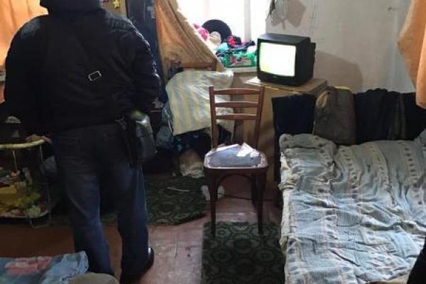 В Волновахе правоохранители обнаружили в наркопритоне полуторагодовалого ребенка В Волновахе правоохранители обнаружили в наркопритоне полуторагодовалого ребенка