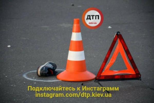 В Киеве авто сбило подростка на скейте: мальчик в критическом состоянии В Киеве авто сбило подростка на скейте: мальчик в критическом состоянии