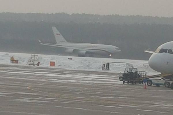 Два часа держали на морозе и запретили смотреть на Путина: "Борт №1" парализовал работу российского аэропорта