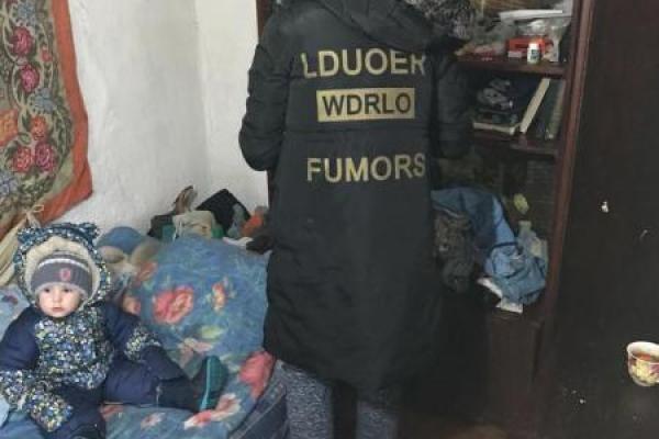 В Волновахе правоохранители обнаружили в наркопритоне полуторагодовалого ребенка В Волновахе правоохранители обнаружили в наркопритоне полуторагодовалого ребенка