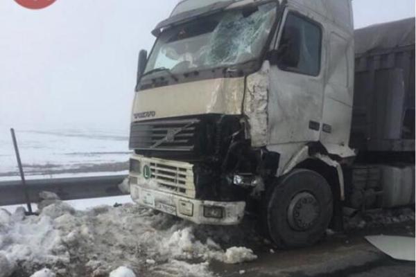 На трассе Киев-Одесса тягач раздавил водителя микроавтобуса, который менял колесо На трассе Киев-Одесса тягач раздавил водителя микроавтобуса, который менял колесо