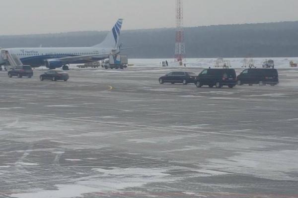 Два часа держали на морозе и запретили смотреть на Путина: "Борт №1" парализовал работу российского аэропорта