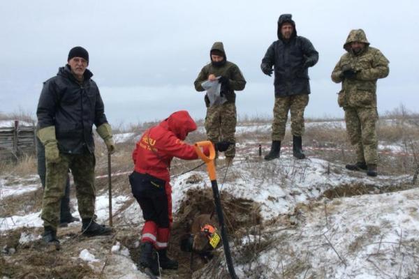 Вблизи Лисичанска ведется поиск тел погибших во время боевых действий Вблизи Лисичанска ведется поиск тел погибших во время боевых действий