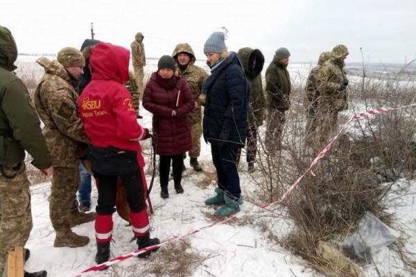 Вблизи Лисичанска ведется поиск тел погибших во время боевых действий Вблизи Лисичанска ведется поиск тел погибших во время боевых действий