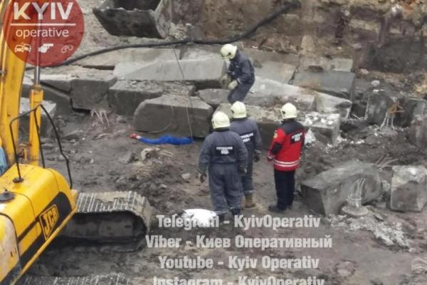 В Киеве на стройке юношу насмерть привалило бетоном В Киеве на стройке юношу насмерть привалило бетоном