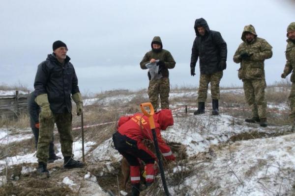 Вблизи Лисичанска ведется поиск тел погибших во время боевых действий Вблизи Лисичанска ведется поиск тел погибших во время боевых действий
