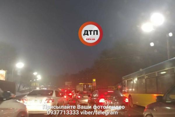 В Киеве 2 автобуса попали в серьезное ДТП: на месте происшествия много "скорых" В Киеве 2 автобуса попали в серьезное ДТП: на месте происшествия много "скорых"