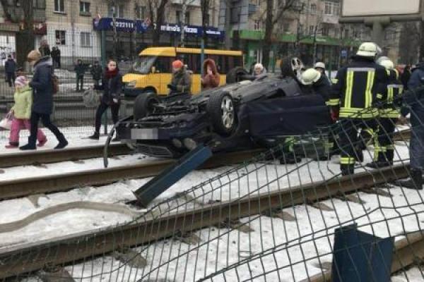 ДТП в Киеве: машины выбросило на трамвайные пути, один из водителей сбежал ДТП в Киеве: машины выбросило на трамвайные пути, один из водителей сбежал