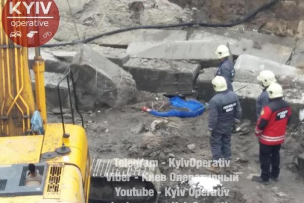 В Киеве на стройке юношу насмерть привалило бетоном В Киеве на стройке юношу насмерть привалило бетоном
