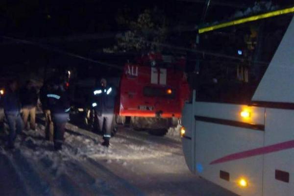 На Хмельниччине автобус с полусотней пассажиров застрял в снегу На Хмельниччине автобус с полусотней пассажиров застрял в снегу