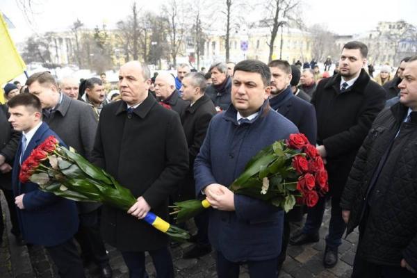 «Пакуйте вещи»: Гройсмана и Парубия «заплевали» у мемориала Небесной Сотни «Пакуйте вещи»: Гройсмана и Парубия «заплевали» у мемориала Небесной Сотни