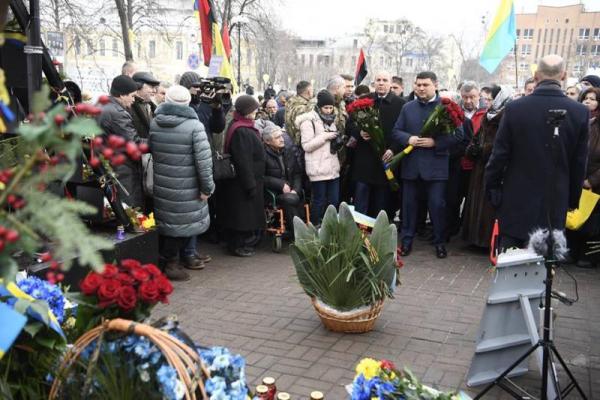 «Пакуйте вещи»: Гройсмана и Парубия «заплевали» у мемориала Небесной Сотни «Пакуйте вещи»: Гройсмана и Парубия «заплевали» у мемориала Небесной Сотни