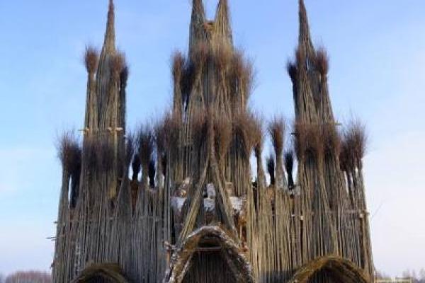 "Готическая Масленица": в России на массовом праздновании сожгли 30-метровый макет храма