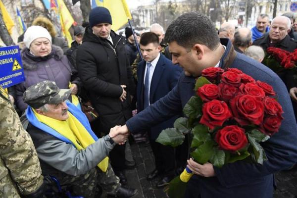 «Пакуйте вещи»: Гройсмана и Парубия «заплевали» у мемориала Небесной Сотни «Пакуйте вещи»: Гройсмана и Парубия «заплевали» у мемориала Небесной Сотни