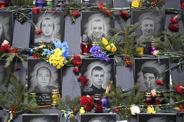 «Пакуйте вещи»: Гройсмана и Парубия «заплевали» у мемориала Небесной Сотни «Пакуйте вещи»: Гройсмана и Парубия «заплевали» у мемориала Небесной Сотни