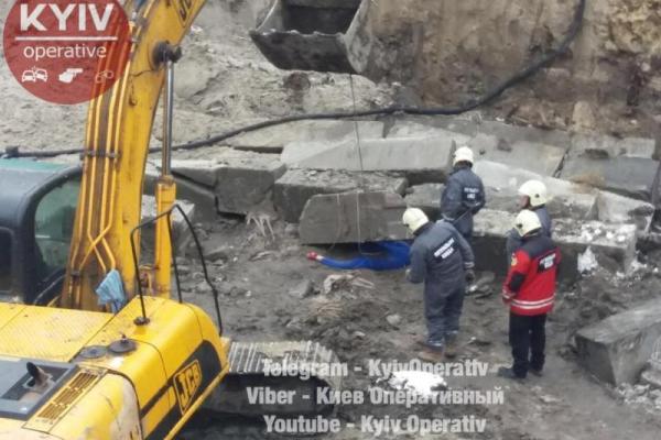 В Киеве на стройке юношу насмерть привалило бетоном В Киеве на стройке юношу насмерть привалило бетоном