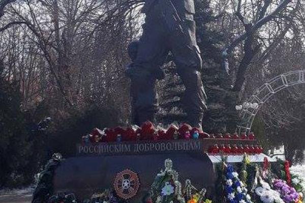 В Луганске появился памятник российским "вагнеровцам", идентичный сирийскому В Луганске появился памятник российским "вагнеровцам", идентичный сирийскому