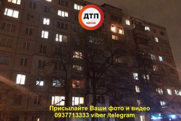 В Киеве горит многоэтажка: пламя охватило верхние этажи В Киеве горит многоэтажка: пламя охватило верхние этажи