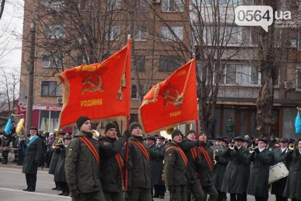 В Кривом Роге нацгвардейцы маршировали с советскими флагами: начато расследование В Кривом Роге нацгвардейцы маршировали с советскими флагами: начато расследование