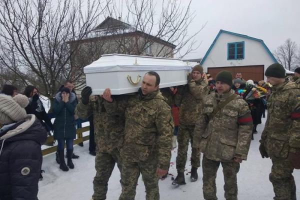 Похоронили в камуфляже: в Житомирской области простились с погибшей на Донбассе медсестрой Похоронили в камуфляже: в Житомирской области простились с погибшей на Донбассе медсестрой