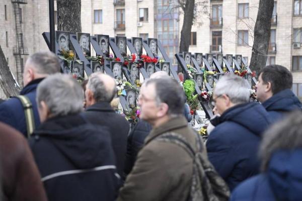 «Пакуйте вещи»: Гройсмана и Парубия «заплевали» у мемориала Небесной Сотни «Пакуйте вещи»: Гройсмана и Парубия «заплевали» у мемориала Небесной Сотни