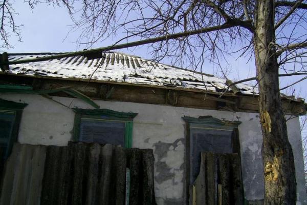 Боевики обстреляли поселок под Лисичанском: снаряд попал в дом Боевики обстреляли поселок под Лисичанском: снаряд попал в дом