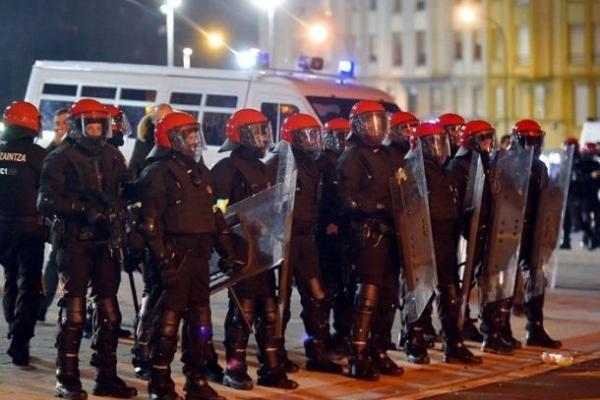 В Испании ультрас российского "Спартака" устроили кровавые столкновения, погиб коп В Испании ультрас российского "Спартака" устроили кровавые столкновения, погиб коп