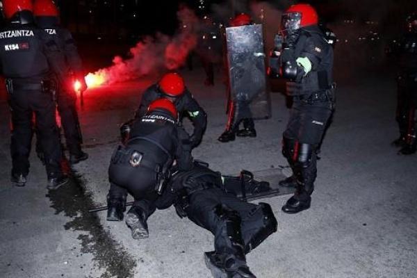 В Испании ультрас российского "Спартака" устроили кровавые столкновения, погиб коп В Испании ультрас российского "Спартака" устроили кровавые столкновения, погиб коп