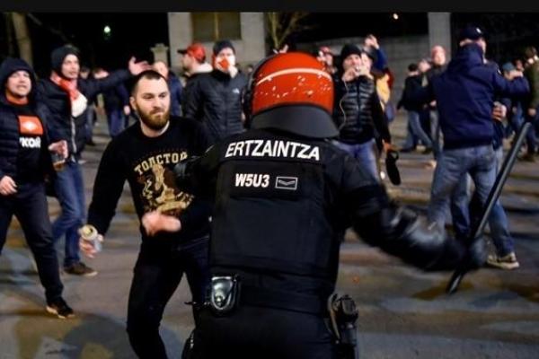 В Испании ультрас российского "Спартака" устроили кровавые столкновения, погиб коп В Испании ультрас российского "Спартака" устроили кровавые столкновения, погиб коп