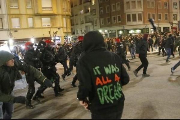 В Испании ультрас российского "Спартака" устроили кровавые столкновения, погиб коп В Испании ультрас российского "Спартака" устроили кровавые столкновения, погиб коп