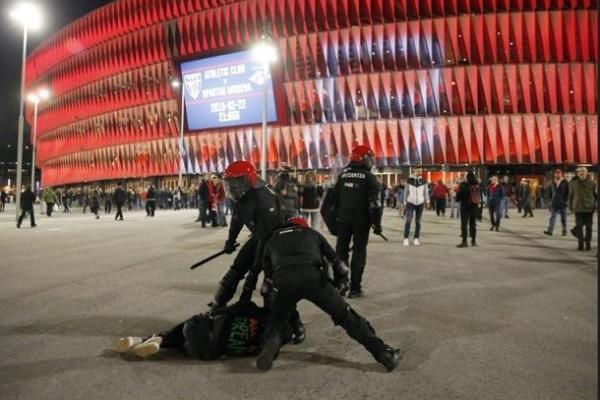 В Испании ультрас российского "Спартака" устроили кровавые столкновения, погиб коп В Испании ультрас российского "Спартака" устроили кровавые столкновения, погиб коп