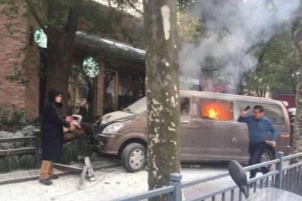В Шанхае фургон влетел в толпу людей, много пострадавших В Шанхае фургон влетел в толпу людей, много пострадавших
