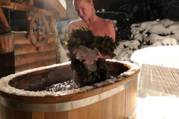 "То веник, то букет роз": Волочкова обнажилась и вышла на улицу