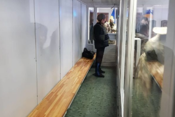 Военная каска, бронежилет и шины на челюсти: экс-регионала Шепелева доставили в суд