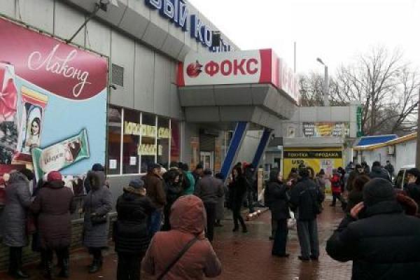 В Донецке появились "переговорные пункты" под открытым небом В Донецке появились "переговорные пункты" под открытым небом