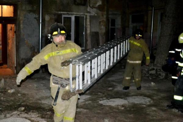 В Одессе обрушился дом: спасатели достали из-под завалов женщину В Одессе обрушился дом: спасатели достали из-под завалов женщину