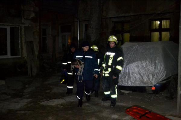 В Одессе обрушился дом: спасатели достали из-под завалов женщину В Одессе обрушился дом: спасатели достали из-под завалов женщину