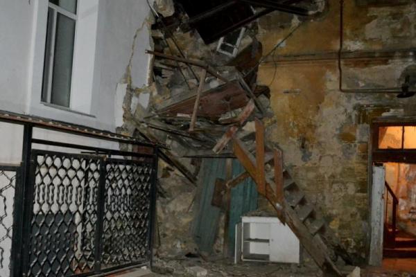В Одессе обрушился дом: спасатели достали из-под завалов женщину В Одессе обрушился дом: спасатели достали из-под завалов женщину