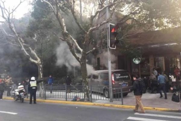 В Шанхае фургон влетел в толпу людей, много пострадавших В Шанхае фургон влетел в толпу людей, много пострадавших