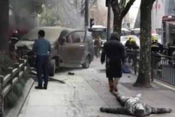 В Шанхае фургон влетел в толпу людей, много пострадавших В Шанхае фургон влетел в толпу людей, много пострадавших